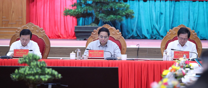 Thủ tướng Phạm Minh Chính (giữa), Phó thủ tướng Trần Hồng Hà (trái) và Bí thư Tỉnh ủy Bình Định Hồ Quốc Dũng chủ trì buổi làm việc