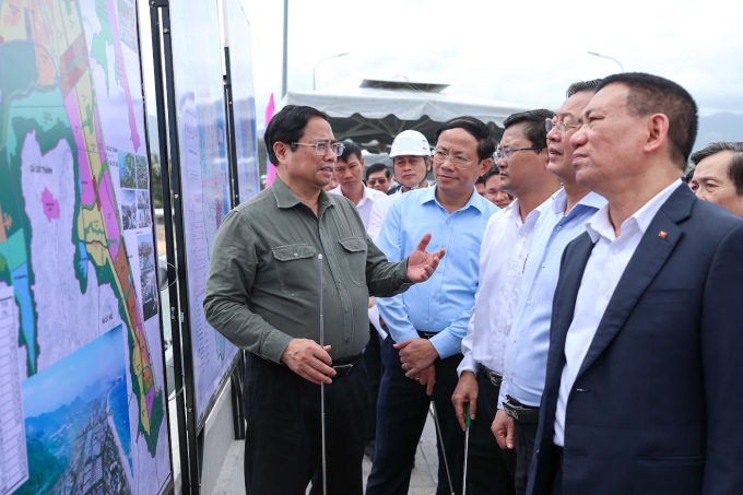 Thủ tướng Phạm Minh Chính trao đổi với lãnh đạo các bộ ngành và tỉnh Bình Định về quy hoạch phát triển của địa phương.